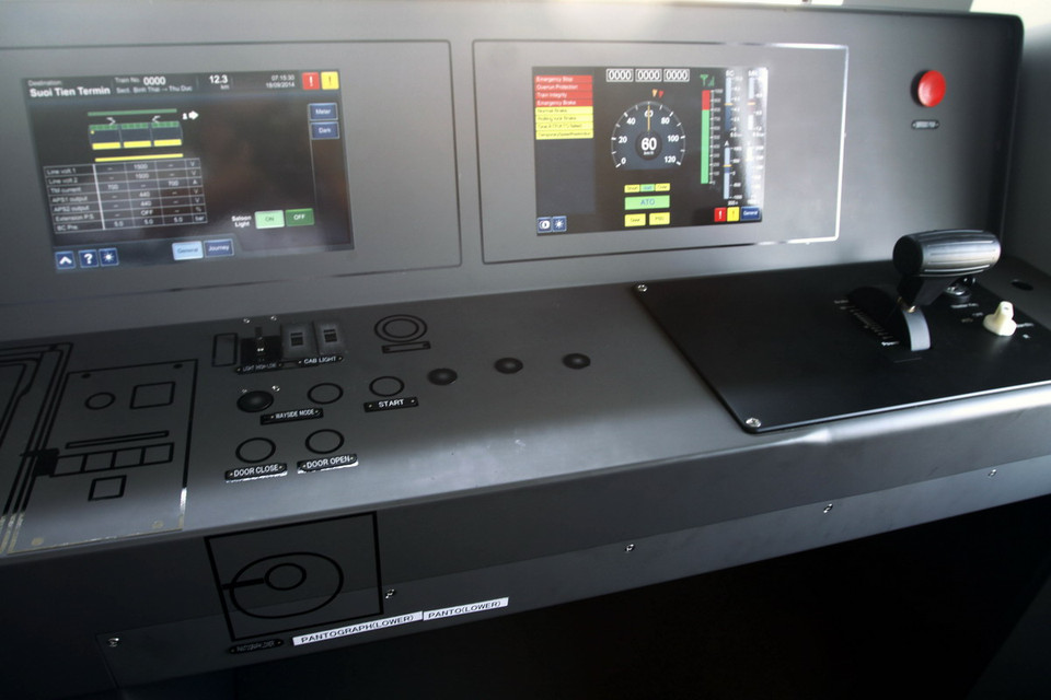 Bảng điều khiển điện tử trong buồng lái. (Ảnh: Hoàng Hải/TTXVN) 