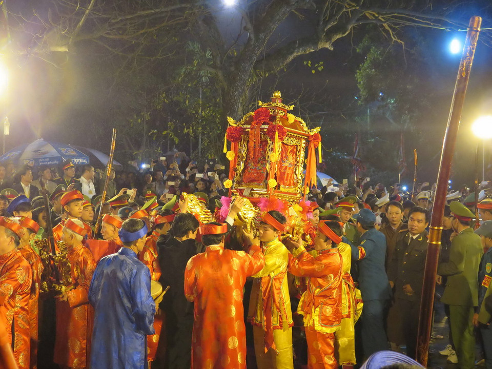 Kiệu ấn được rước từ đền Cố Trạch sang đền Thiên Trường. (Ảnh: Nguyễn Trường/TTXVN)