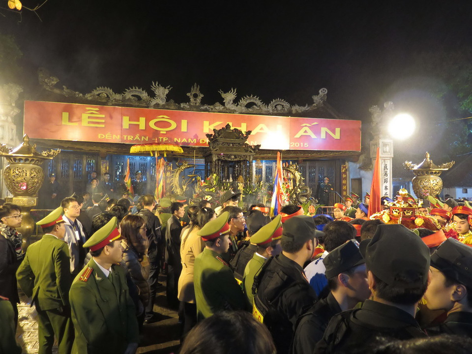 Lực lượng an ninh được tăng cường bảo đảm an toàn cho lễ khai ấn. (Ảnh: Nguyễn Trường/TTXVN)