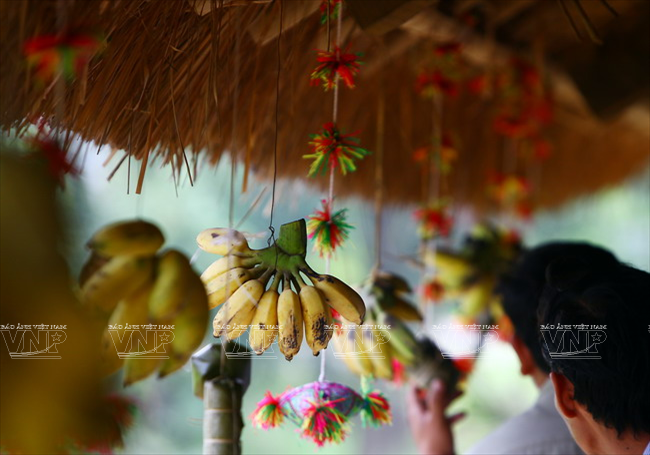 Trước hiên nhà của các gia đình dân tộc Thái trắng trong ngày lễ tết Xíp xí đều được trang trí bằng các loại hoa, quả có màu sắc sặc sỡ. (Ảnh: Trịnh Văn Bộ/Báo ảnh Việt Nam)