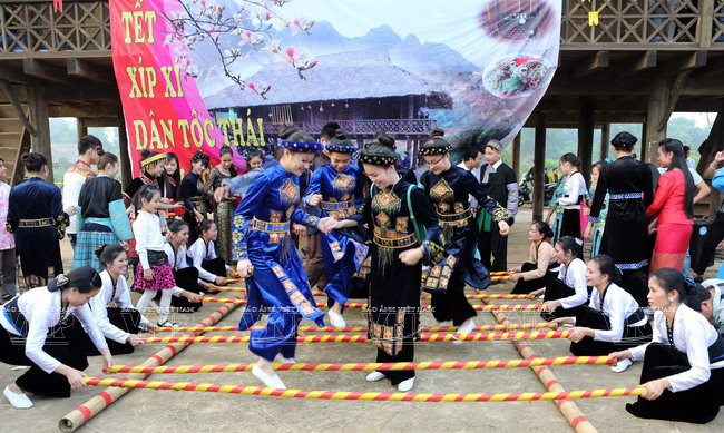 Giao lưu nhảy sạp của người Thái trắng, Sơn La. (Ảnh: Trịnh Văn Bộ/Báo ảnh Việt Nam)