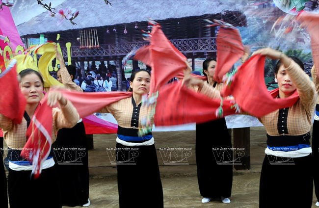 Tiết mục múa khăn trong ngày lễ hội của các cô gái Thái. (Ảnh: Trịnh Văn Bộ/Báo ảnh Việt Nam)