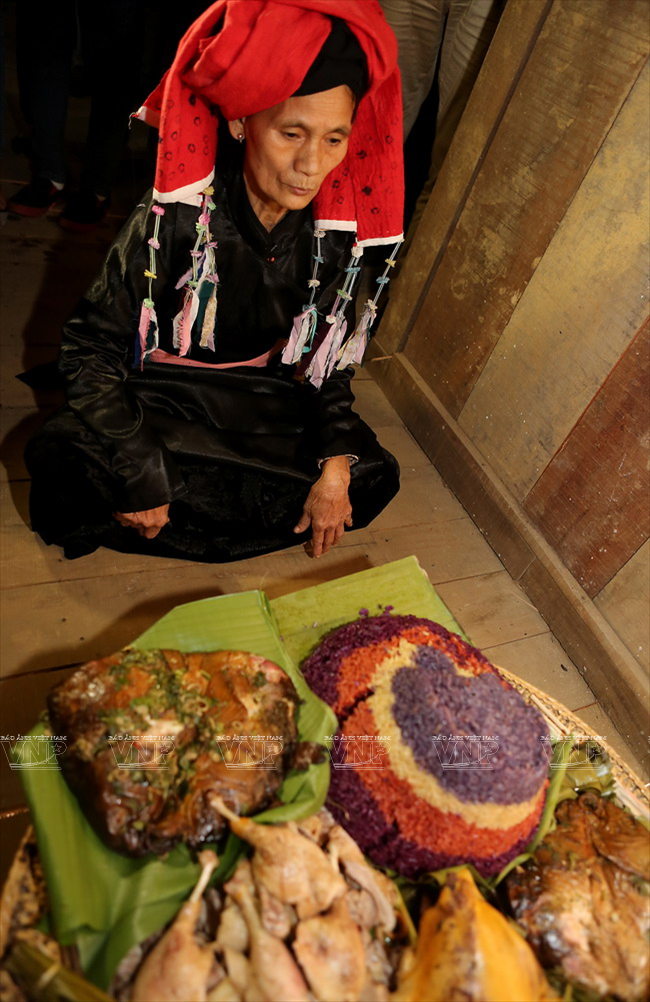 Già làng đang làm lễ cúng tết Xíp xí cho một gia đình người Thái trắng, Sơn La. (Ảnh: Trịnh Văn Bộ/Báo ảnh Việt Nam)