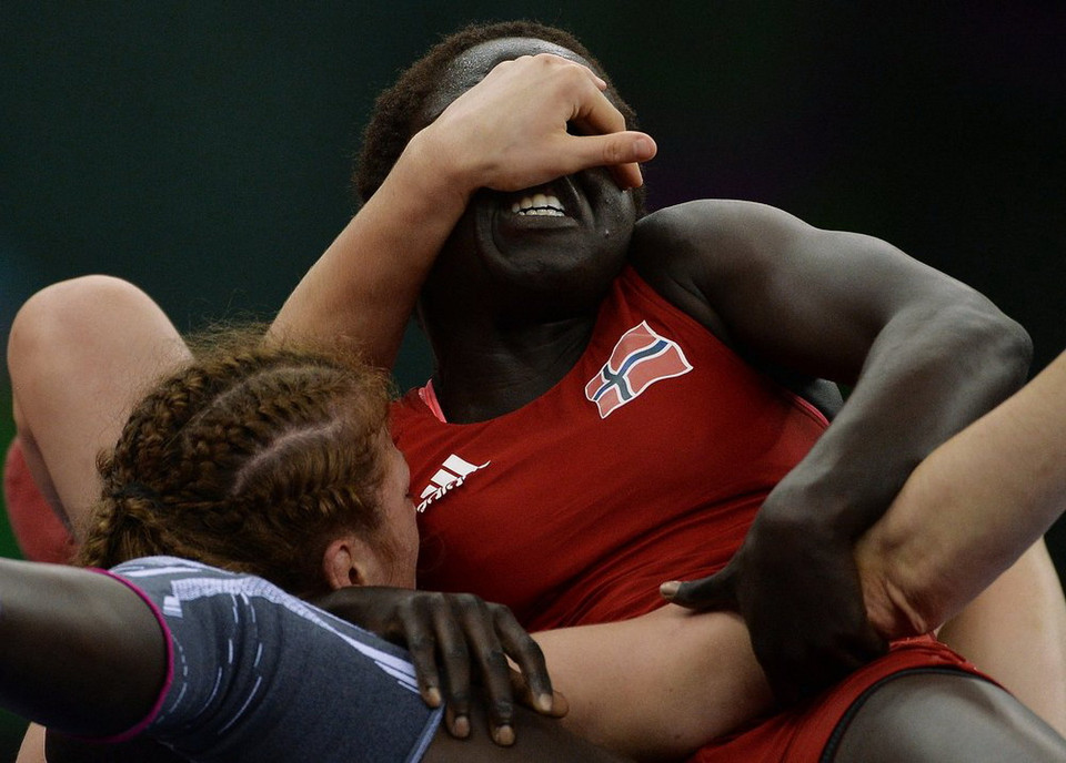 Grace Bullen (Na Uy) và Irina Netreba (Azerbaijan) trong một trận đấu tại cuộc thi đấu vật tự do hạng cân 63kg thuộc Đại hội thể thao châu Âu ở Baku. (Nguồn: Sputnik)