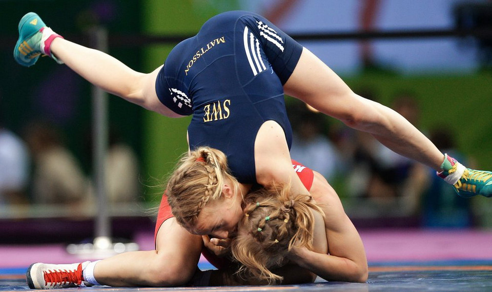 Katarzyna Krawczyk của Ba Lan và Sofia Mattsson của Thụy Điển cạnh tranh trong trận đấu vật tự do hạng cân 55kg trong khuôn khổ Đại hội thể thao châu Âu ở Baku. (Nguồn: Sputnik)