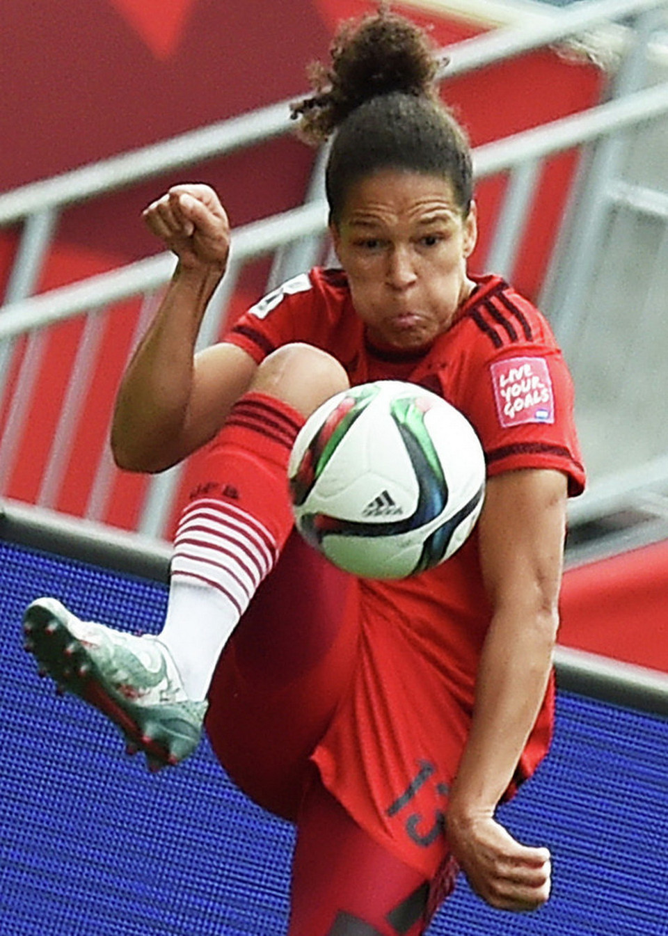 Tiền đạo người Đức Celia Sasic dứt điểm trong trận đấu thuộc bảng B gặp Thái Lan thuộc khuôn khổ World Cup bóng đá nữ 2015. (Nguồn: Sputnik)