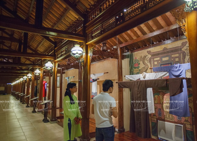  Du khách tham quan Bảo tàng Áo dài của nhà thiết kế Sĩ Hoàng. (Ảnh: Nguyễn Luân/Báo ảnh Việt Nam)