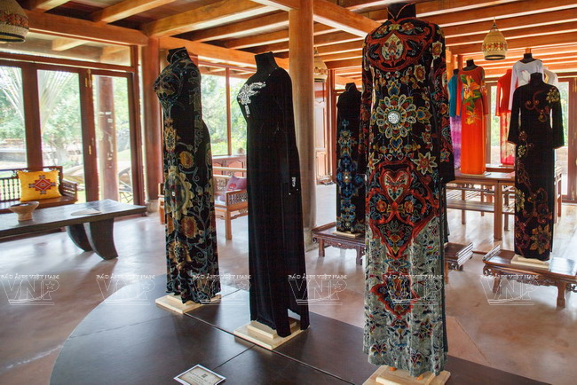  Một số mẫu áo dài của nhà thiết kế Sĩ Hoàng được trưng bày trong Bảo tàng. (Ảnh: Nguyễn Luân/Báo ảnh Việt Nam)