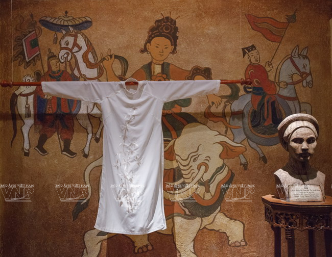  Trưng bày tà áo dài của bà Nguyễn Thị Định, may năm 1980. (Ảnh: Nguyễn Luân/Báo ảnh Việt Nam)