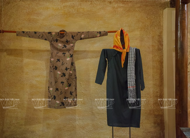  Trưng bày chiếc áo dài của nghệ sỹ nhân dân Bảy Nam từng được bà sử dụng. (Ảnh: Nguyễn Luân/Báo ảnh Việt Nam)