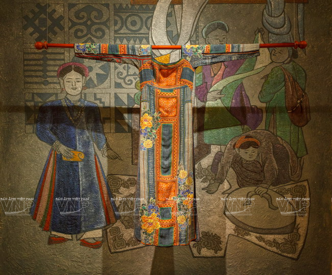  Góc trưng bày "Áo dài thổ cẩm," may năm 1990 của nhà thiết kế Minh Hạnh. (Ảnh: Nguyễn Luân/Báo ảnh Việt Nam)