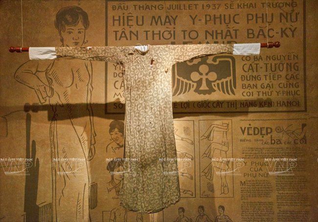  Góc trưng bày "Áo dài tân thời," may năm 1973. (Ảnh: Nguyễn Luân/Báo ảnh Việt Nam)