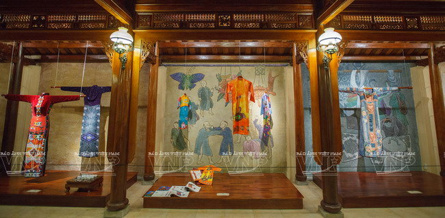  Các bức tranh dân gian được sử dụng làm nền, tôn vinh tà áo dài Việt. (Ảnh: Nguyễn Luân/Báo ảnh Việt Nam)