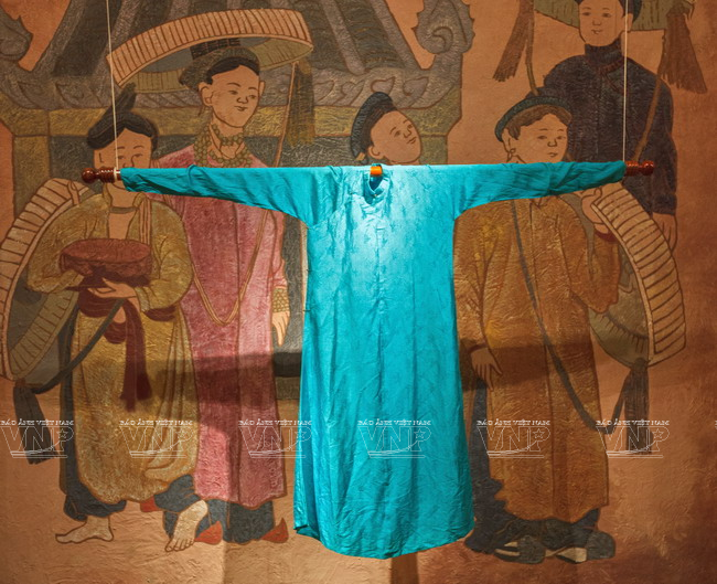  Góc trưng bày "Áo dài năm thân" đầu thế kỷ 19. (Ảnh: Nguyễn Luân/Báo ảnh Việt Nam)