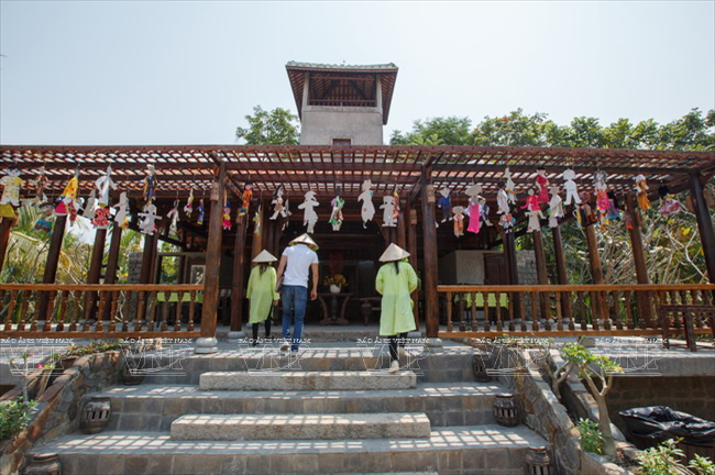 Các mẫu áo dài được thiết kế trên giấy trưng bày phía bên ngoài Bảo tàng. (Ảnh: Nguyễn Luân/Báo ảnh Việt Nam)