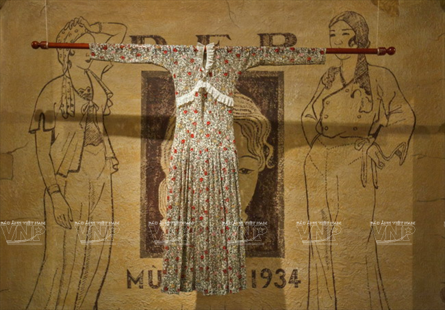  Góc trưng bày mẫu áo dài nghệ thuật may năm 2014. (Ảnh: Nguyễn Luân/Báo ảnh Việt Nam)