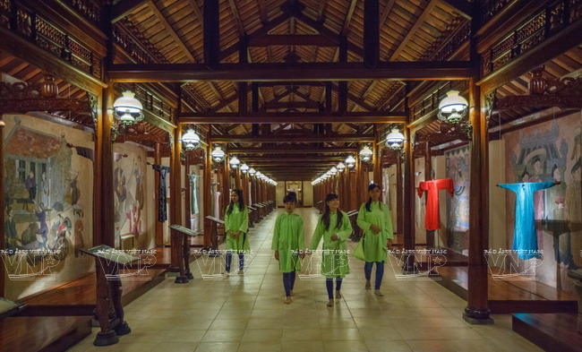  Khu trưng bày bên trong Bảo tàng Áo dài của nhà thiết kế Sĩ Hoàng. (Ảnh: Nguyễn Luân/Báo ảnh Việt Nam)