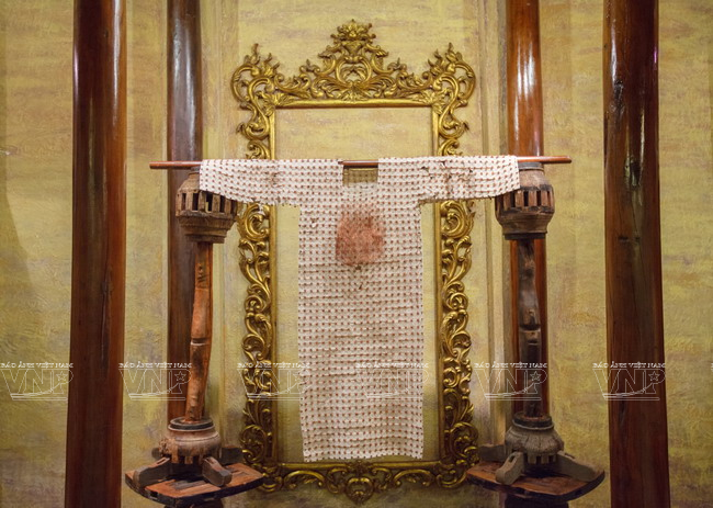  Một mẫu áo dài ghép bằng các mảnh gốm trưng bày tại Bảo tàng. (Ảnh: Nguyễn Luân/Báo ảnh Việt Nam)