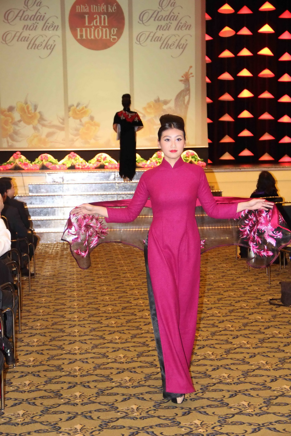 Buổi lễ còn có tiết mục trình diễn thời trang áo dài đặc sắc của nhà thiết kế Lan Hương với tên gọi "Tà áo dài nối liền hai thế kỷ."