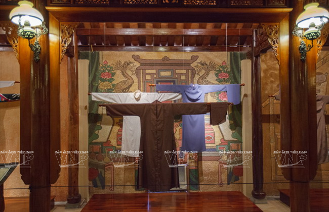  Các mẫu áo dài của bà con theo đạo Cao Đài, đạo Phật, đạo Thiên Chúa trưng bày tại Bảo tàng. (Ảnh: Nguyễn Luân/Báo ảnh Việt Nam)