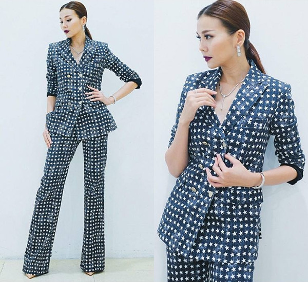 Vốn mê mẩn phong cách menswear, giám khảo quyền lực của Vietnam's Next Top Model 2016 không thể bỏ qua suit (âu phục). Cô chọn một thiết kế in họa tiết ngôi sao của Max Mara, vừa tôn dáng nuột nà lại làm nổi bật thần thái mạnh mẽ, phóng khoáng.