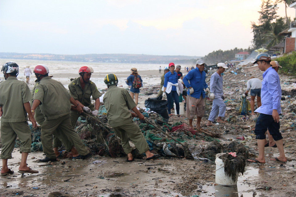 Tuy nhiên, năm nay lượng rác thải quá lớn, gấp ba lần mọi năm thật sự là một thách thức lớn và chương trình đang rất cần sự chung tay của cộng đồng. (Ảnh: Nguyễn Thanh/TTXVN)