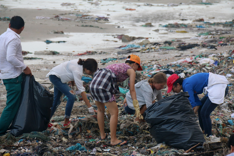 Nhiều lực lượng cùng tham gia dọn rác tại Mũi Né. (Ảnh: Nguyễn Thanh/TTXVN) 