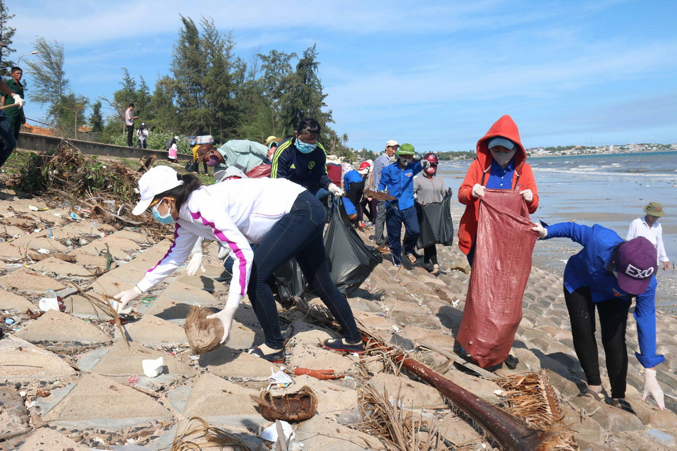 Nhiều lực lượng cùng tham gia dọn rác tại Mũi Né. (Ảnh: Nguyễn Thanh/TTXVN) 