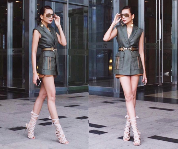 Xuất hiện tại buổi tuyển chọn ngày đầu tiên, nàng host siêu mẫu của Vietnam's Next Top Model 2016 hút hồn fan bằng bộ cánh được kết hợp lạ mắt. Cô diện quần shorts cùng áo vest không tay, tạo điểm nhấn eo bằng thắt lưng, hoàn thiện vẻ ngoài sành điệu với sandals buộc dây cá tính.