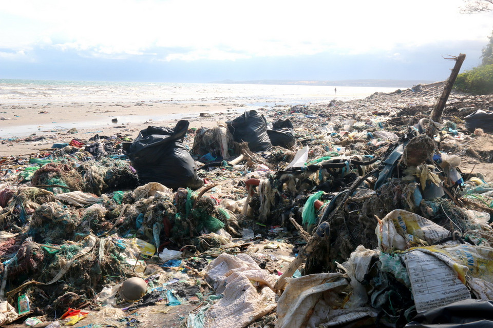  Chiều 3/6, hàng trăm người dân, đoàn viên thanh niên, du khách… đã ra quân thu gom rác dọc bãi biển tại phường Mũi Né, thành phố Phan Thiết (Bình Thuận). Đây chính là địa điểm mà du khách Nga Oksana Pavlova đã đăng tải trên facebook cá nhân những hình ảnh về thực trạng ô nhiễm rác thải tại bãi biển Mũi Né, Việt Nam. Khu vực này ngập đầy rác, kéo dài hơn 1.200m dọc bờ biển và đang được Ủy ban nhân dân tỉnh Bình Thuận chỉ đạo kiểm tra, khắc phục. (Ảnh: Nguyễn Thanh/TTXVN)