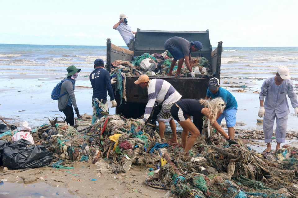 Đông đảo du khách cùng chung tay tham gia dọn rác tại Mũi Né. (Ảnh: Nguyễn Thanh/TTXVN) 