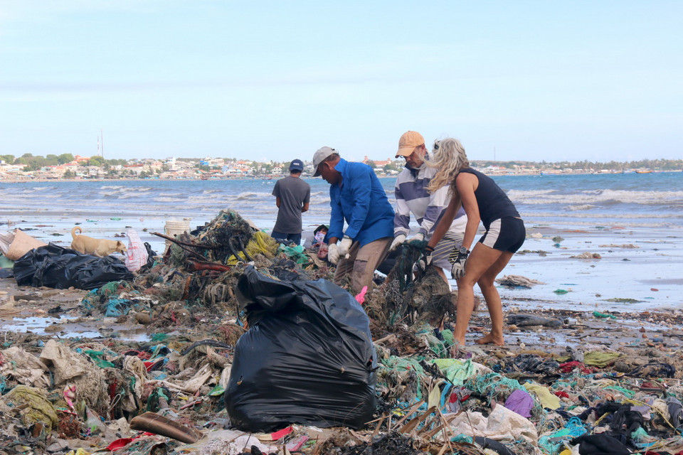 Đông đảo du khách cùng chung tay tham gia dọn rác tại Mũi Né. (Ảnh: Nguyễn Thanh/TTXVN) 
