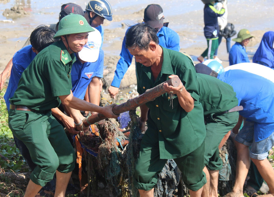 Nhiều lực lượng cùng tham gia dọn rác tại Mũi Né. (Ảnh: Nguyễn Thanh/TTXVN) 