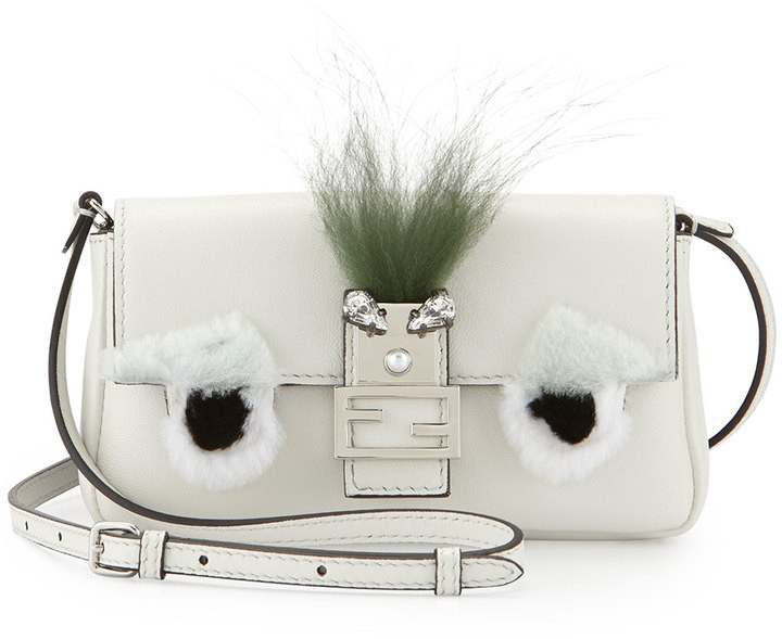 Tuy có kích thước nhỏ nhắn, song túi xách mini từ da nappa hình Monster của Fendi lại là phụ kiện đắt giá nhất trong set đồ Thanh Hằng diện. Mẫu túi này ngoày dây xích cầm tay còn có dây da đi kèm, được bán với giá lên đến 28 triệu đồng.