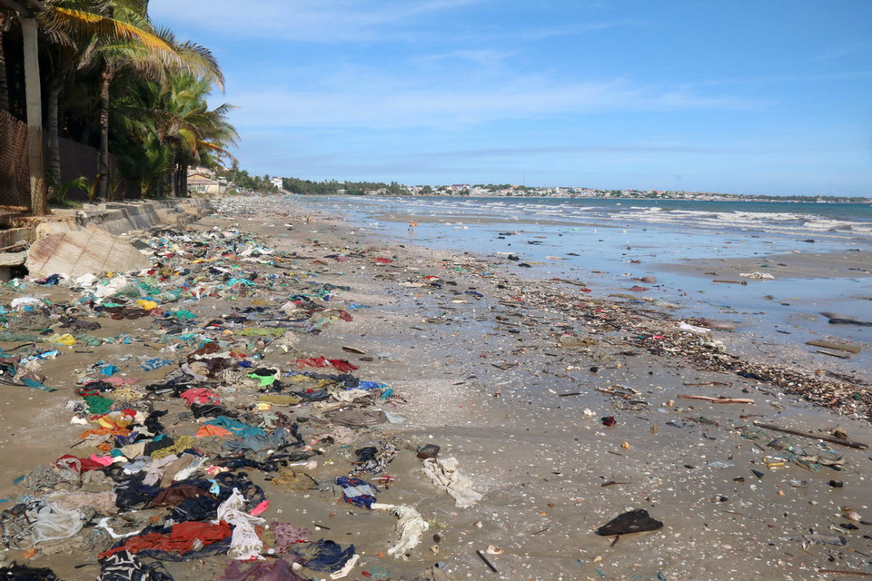 Bãi biển Mũi Né tập trung nhiều rác do sóng biển đưa vào. (Ảnh: Nguyễn Thanh/TTXVN)