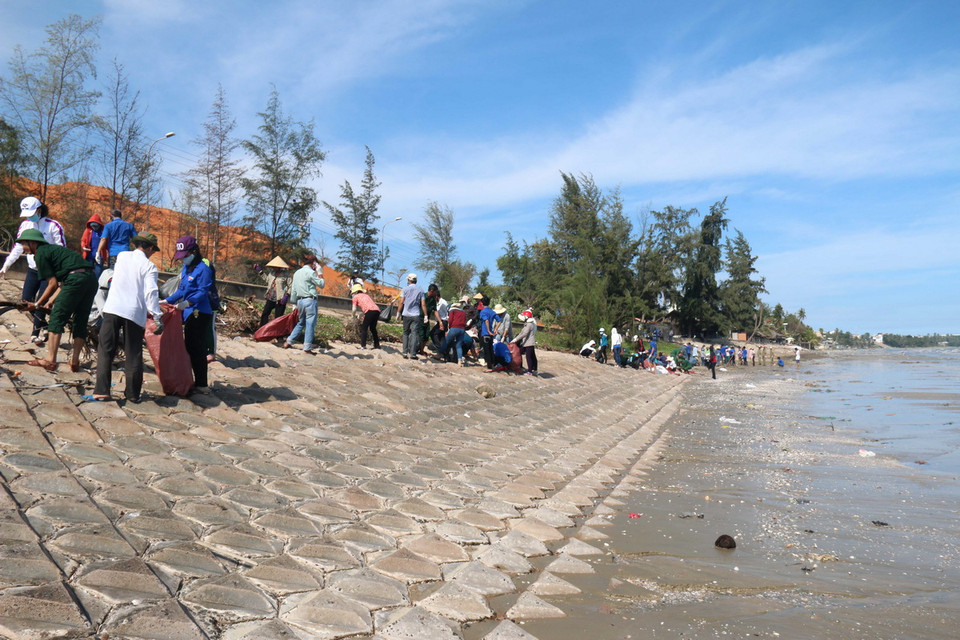  Nhằm nhanh chóng chung tay khắc phục tình trạng ô nhiễm này, nhiều du khách quốc tế đã cùng chung tay với lực lượng địa phương để tiến hành dọn rác. Do đoạn bãi biển ngập đầy rác và bện chặt, cao xấp xỉ nửa mét nên việc dọn dẹp rất khó khăn. Vào mùa cá Nam, từ tháng Tư đến tháng Tám hằng năm, do ảnh hưởng của gió Tây Nam, sóng biển đưa một lượng lớn rác thải tập kết về khu vực này. (Ảnh: Nguyễn Thanh/TTXVN)