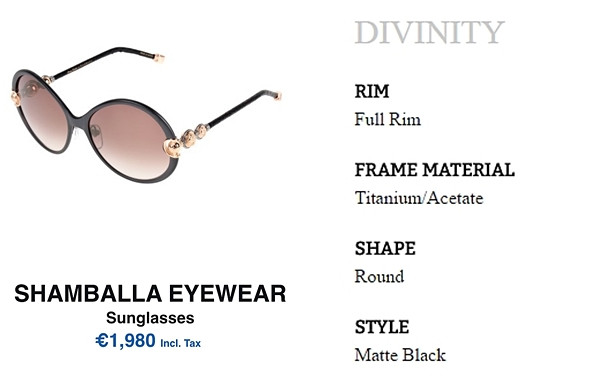 Kính mắt Divinity chân dài mang cùng bộ đồ trên là của thương hiệu Shamballa, có giá lên tới 50 triệu đồng.