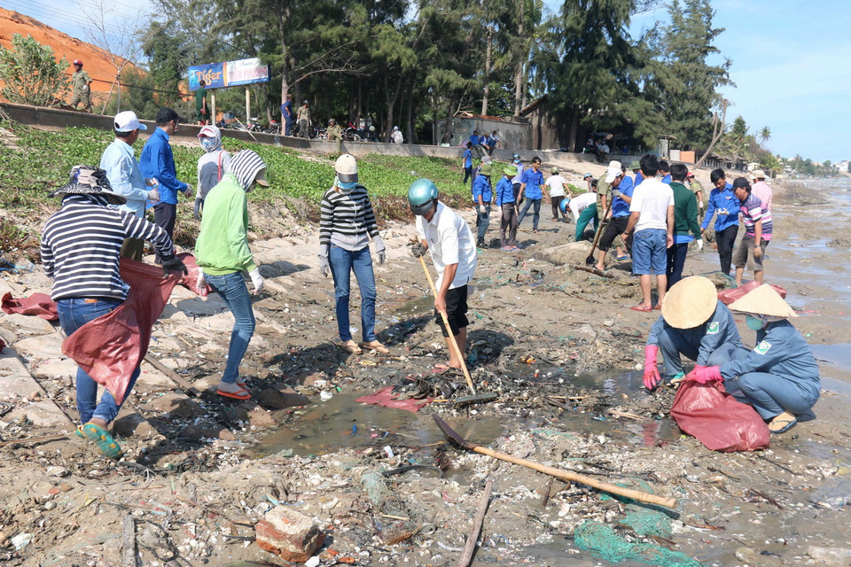 Nhiều lực lượng cùng tham gia dọn rác tại Mũi Né. (Ảnh: Nguyễn Thanh/TTXVN) 