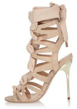 Đôi sandals cao gót dây đan cùng bộ siêu mẫu mặc là của River Island, có giá hơn 2 triệu đồng.