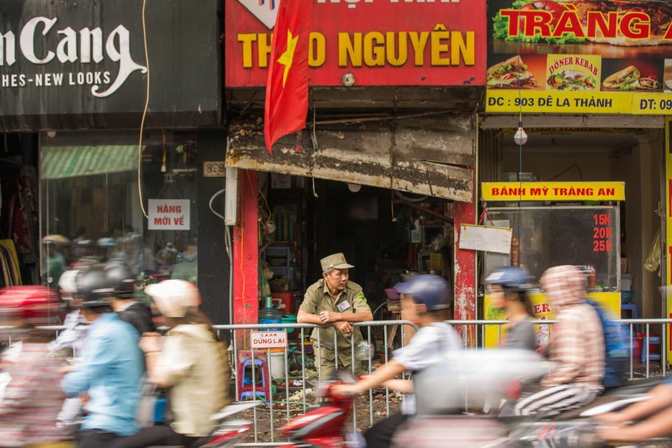 Đến trưa 18/9, khu vực xảy ra vụ cháy lớn ở gần Viện Nhi Trung ương vẫn được phong tỏa, bên trong hiện trường vẫn còn ngổn ngang đồ đạc bị cháy xém. (Ảnh: Trọng Đạt/TTXVN)