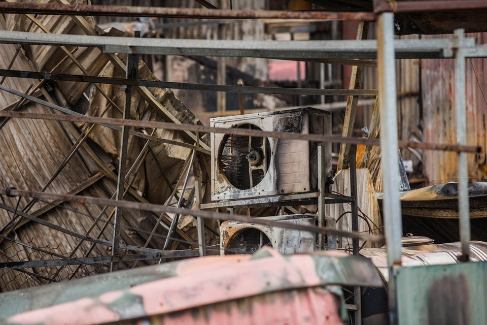 Những đồ gia dụng bị cháy xém nham nhở sau vụ cháy chiều tối 17/9. (Ảnh: Trọng Đạt/TTXVN)