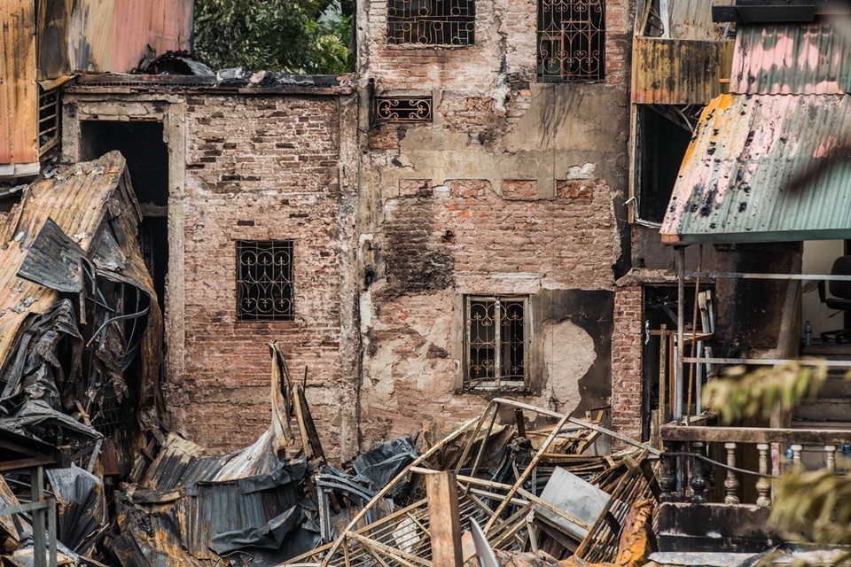 Vụ hỏa hoạn nhanh chóng lan rộng ra cả xóm trọ hơn 150 phòng. (Ảnh: Trọng Đạt/TTXVN)