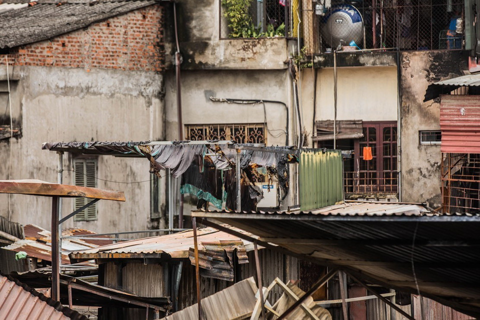 Những ngôi nhà bị cháy xém nham nhở trở nên hoang tàn sau vụ cháy chiều tối 17/9. (Ảnh: Trọng Đạt/TTXVN)