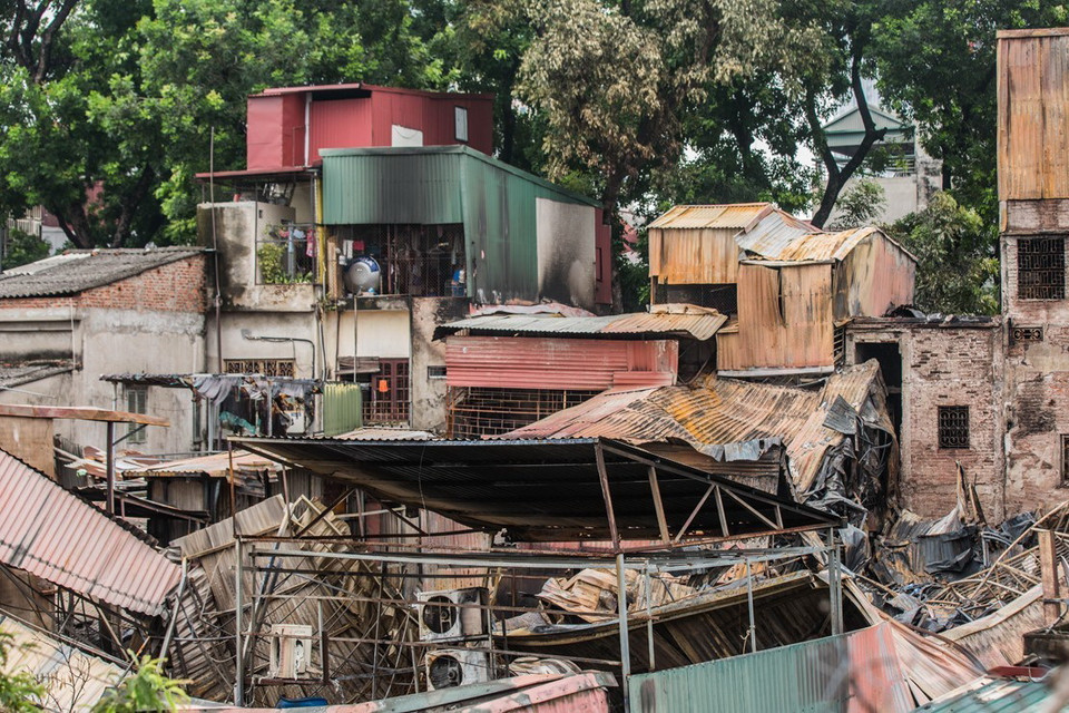 Vụ hỏa hoạn bùng phát tại một căn nhà gần cổng Bệnh viện Nhi Trung ương (phường Láng Thượng, Đống Đa, Hà Nội). (Ảnh: Trọng Đạt/TTXVN)