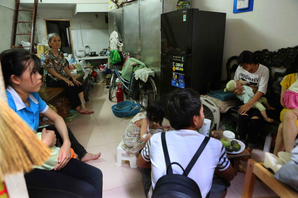 Một số cháu bé cùng người thân may mắn đã có chỗ ở và đồ ăn tạm thời. (Ảnh: Thành Đạt/TTXVN)