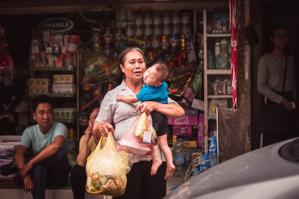 Vụ cháy làm cho bà Đỗ Thị Tính và đứa cháu nội 2 tuổi bị bại não không biết phải thuê trọ nơi nào khi mà gia cảnh của bà hết sức khó khăn. (Ảnh: Trọng Đạt/TTXVN)