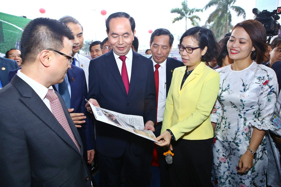 Chủ tịch nước Trần Đại Quang tham gian trưng bày các ấn phẩm của TTXVN. (Ảnh: Minh Quyết/TTXVN)