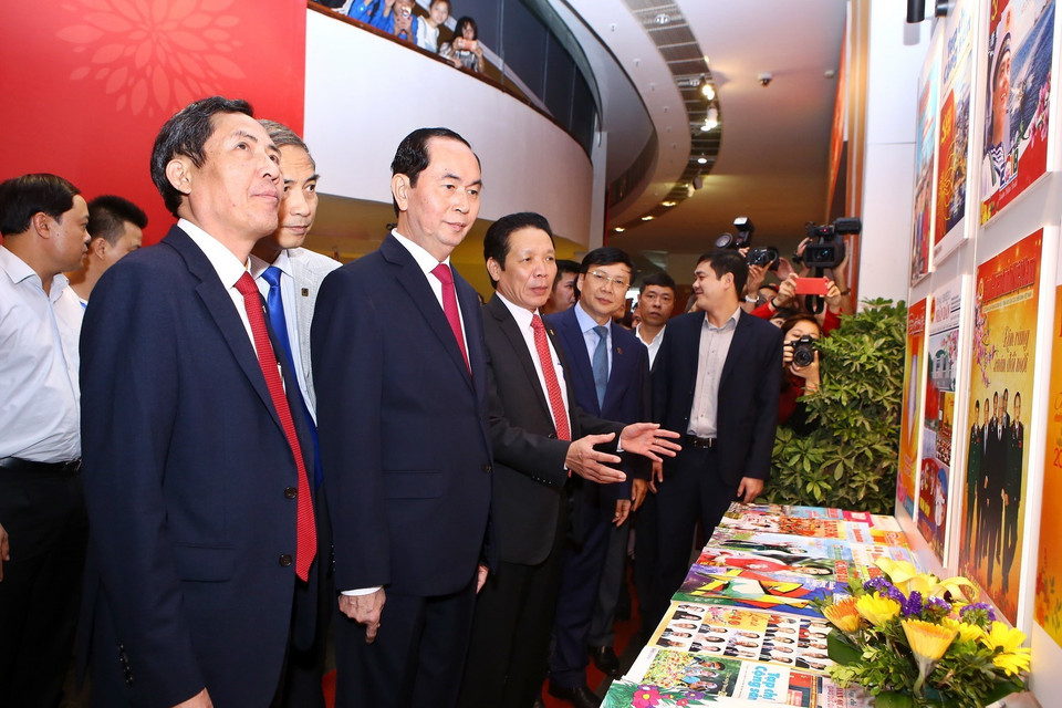 Chủ tịch nước Trần Đại Quang thăm các gian trưng bày ấn phẩm tại Hội báo toàn quốc năm 2018. (Ảnh: Minh Quyết/TTXVN)