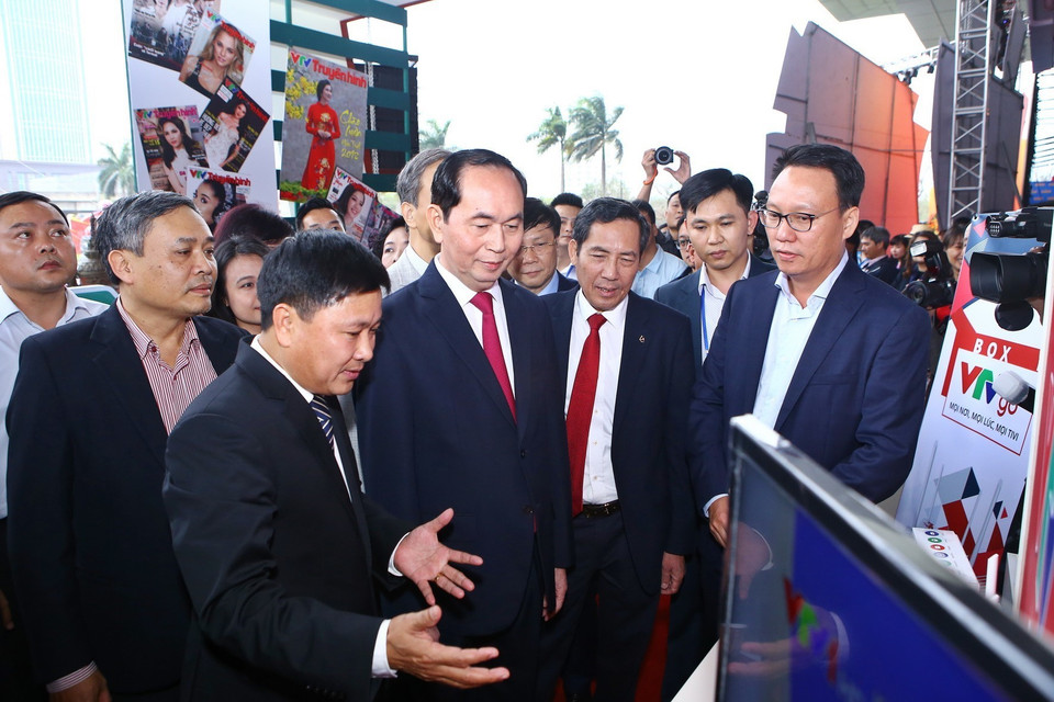 Chủ tịch nước Trần Đại Quang tham gian trưng bày các ấn phẩm của VTV. (Ảnh: Minh Quyết/TTXVN)