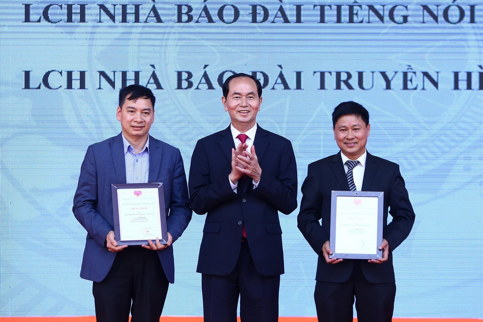 Chủ tịch nước Trần Đại Quang trao giải Đặc biệt cho Gian trưng bày ấn tượng, đặc sắc. (Ảnh: Minh Quyết/TTXVN)